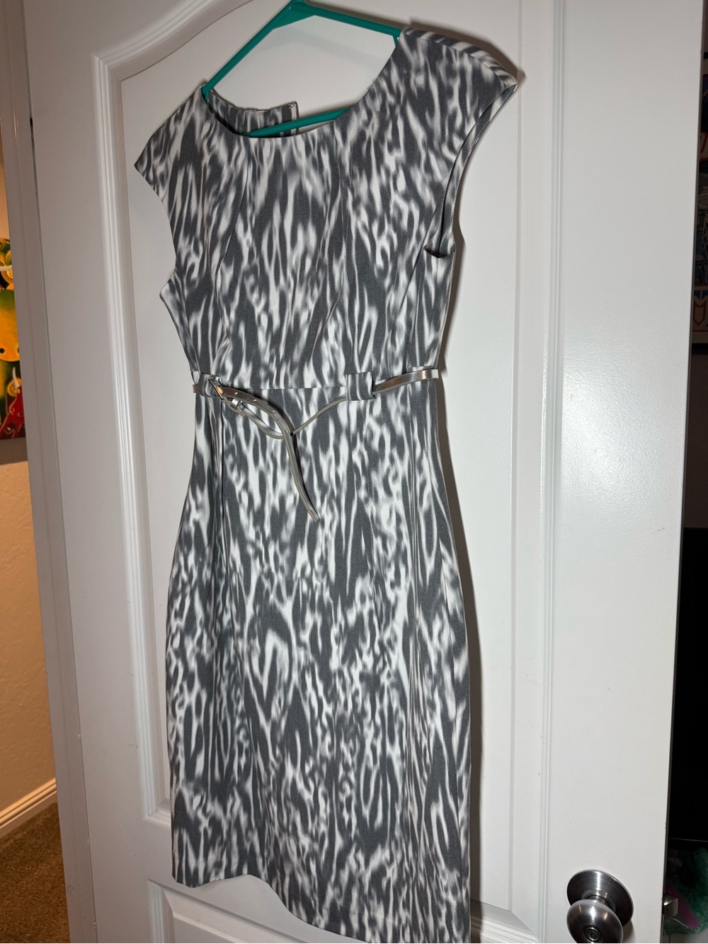 Calvin Klein Gray and White Printed Cap-Sleeve Sheath Dress with Metallic Belt